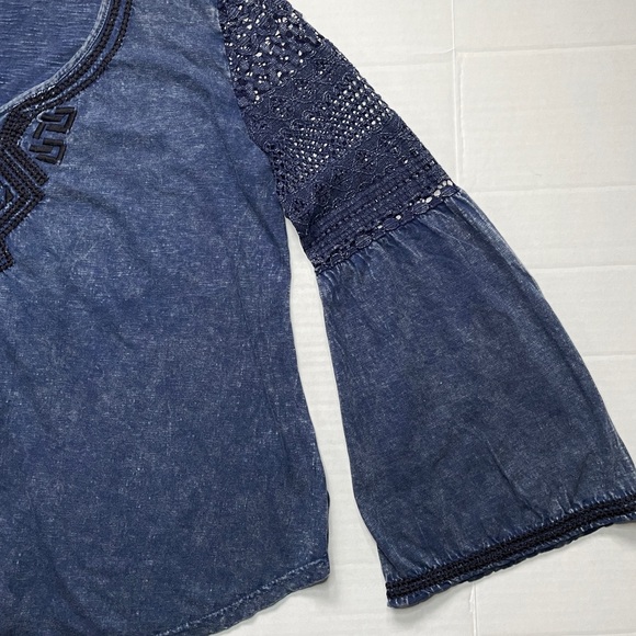 ANGIE Womens Medium Blouse T Shirt Blue Bell Sleeves Embroidered Slim Distressed - Picture 5 of 9